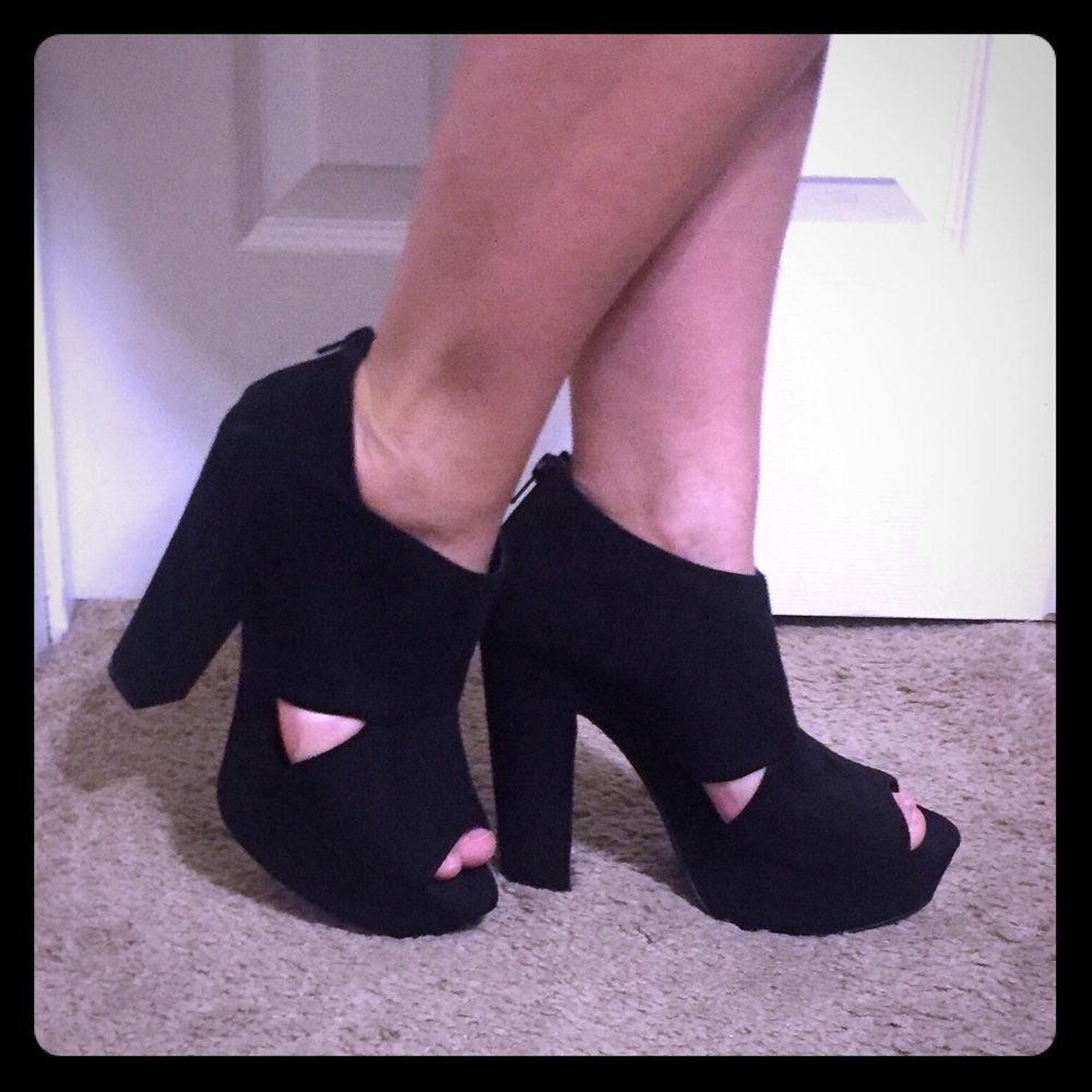 Black platform chunky heel by Aldo